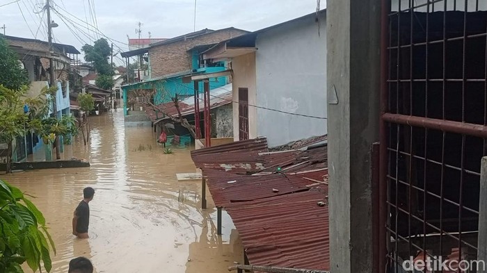 Banjir merendam rumah warga di kawasan Gang Setia Baru, Kelurahan Sei Mati, Kecamatan Medan Maimun, Medan. (Andika Syahputra/detikcom)