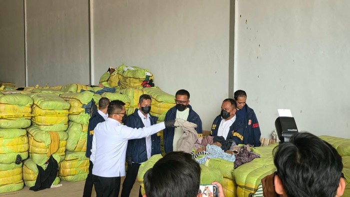 Sebanyak 1.257 bal pakaian bekas yang diperkirakan senilai Rp 15 miliar ditemukan tersimpan di dalam sebuah gudang tertutup.