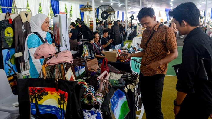 Sejumlah warga mengamati produk UMKM pada acara Bazar Rakyat Hari Oeang Republik Indonesia ke-80 di Lapangan A.A. Maramis Jakarta, Kamis (29/10/2026). Bazar yang diselenggarakan oleh Kementerian Keuangan hingga 31 Oktober tersebut untuk mendorong pertumbuhan UMKM lokal dengan memberikan ruang bagi pelaku usaha untuk memasarkan produknya sekaligus memperluas jangkauan konsumen. ANTARA FOTO/Fathul Habib Sholeh
