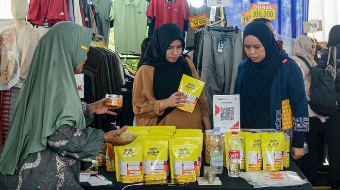 Belanja Sambil Dukung UMKM, Bazar Rakyat Hari Oeang ke-80 Digelar di Jakarta Sejumlah warga mengamati produk UMKM pada acara Bazar Rakyat Hari Oeang Republik Indonesia ke-80 di Lapangan A.A. Maramis Jakarta, Kamis (29/10/2026). Bazar yang diselenggarakan oleh Kementerian Keuangan hingga 31 Oktober tersebut untuk mendorong pertumbuhan UMKM lokal dengan memberikan ruang bagi pelaku usaha untuk memasarkan produknya sekaligus memperluas jangkauan konsumen. ANTARA FOTO/Fathul Habib Sholeh