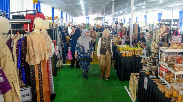 Belanja Sambil Dukung UMKM, Bazar Rakyat Hari Oeang ke-80 Digelar di Jakarta Sejumlah warga mengamati produk UMKM pada acara Bazar Rakyat Hari Oeang Republik Indonesia ke-80 di Lapangan A.A. Maramis Jakarta, Kamis (29/10/2026). Bazar yang diselenggarakan oleh Kementerian Keuangan hingga 31 Oktober tersebut untuk mendorong pertumbuhan UMKM lokal dengan memberikan ruang bagi pelaku usaha untuk memasarkan produknya sekaligus memperluas jangkauan konsumen. ANTARA FOTO/Fathul Habib Sholeh
