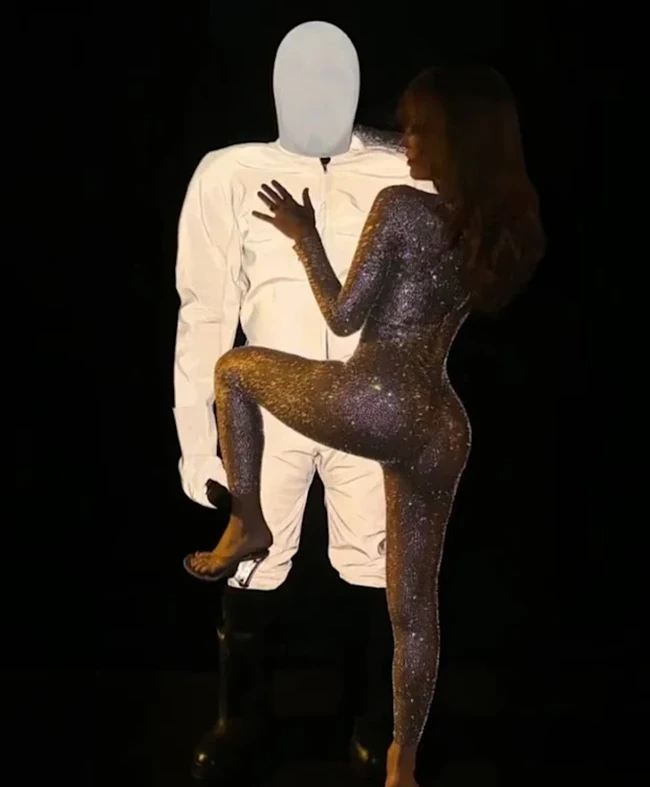 Wanita asal Australia itu tampil memukau dalam balutan bodysuit ketat bertabur berlian saat berpose bersama sang rapper sebelum naik ke atas panggung. Foto: Instagram @ye