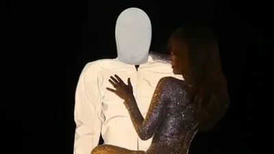 Bianca Censori Pamer Bodysuit Menyala yang Dipakai Saat Konser YE Jakarta