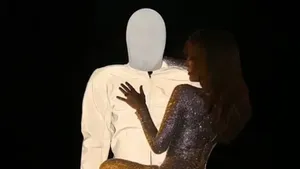 Bianca Censori Pamer Bodysuit Menyala yang Dipakai Saat Konser YE Jakarta