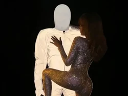 Bianca Censori Pamer Bodysuit Menyala yang Dipakai Saat Konser YE Jakarta