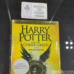 Harry Potter and the Cursed Child TTD JK Rowling Dijual Rp 497 Juta Gengs!
