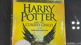 Harry Potter and the Cursed Child TTD JK Rowling Dijual Rp 497 Juta Gengs!