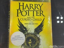 Harry Potter and the Cursed Child TTD JK Rowling Dijual Rp 497 Juta Gengs!