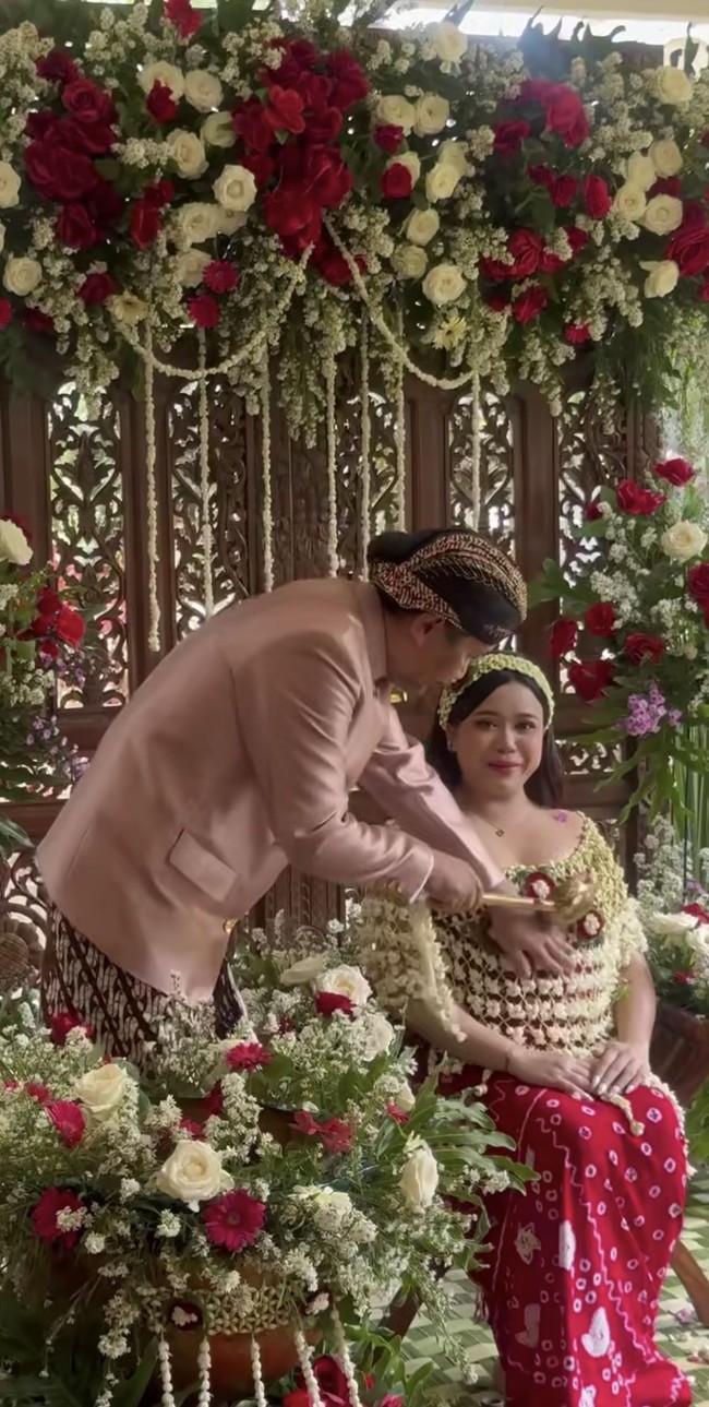 Prosesi berjalan lancar dengan beberapa anggota keluarga yang ikut ambil bagian menyirami Jodie dengan air khusus siraman. Kini sudah memasuki trimester ketiga kehamilan, pesona bumil tampak begitu terpancar dari Jodie.&nbsp;Foto: Instagram/@brisiajodie96