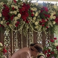 Prosesi berjalan lancar dengan beberapa anggota keluarga yang ikut ambil bagian menyirami Jodie dengan air khusus siraman. Kini sudah memasuki trimester ketiga kehamilan, pesona bumil tampak begitu terpancar dari Jodie.&nbsp;Foto: Instagram/@brisiajodie96