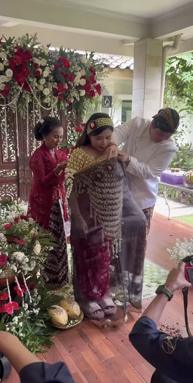 Terlihat Jodie dan Alden yang mengikuti satu per satu prosesi Mitoni atau Tingkeban. Tak terasa sebentar lagi keduanya akan menjadi orangtua baru.&nbsp;Foto: Instagram/@brisiajodie96