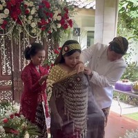 Terlihat Jodie dan Alden yang mengikuti satu per satu prosesi Mitoni atau Tingkeban. Tak terasa sebentar lagi keduanya akan menjadi orangtua baru.&nbsp;Foto: Instagram/@brisiajodie96