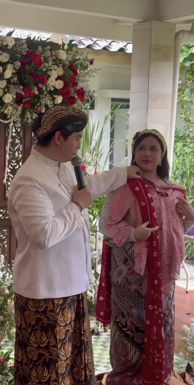 Setelah prosesi siraman, Jodie berganti baju mengenakan kebaya. Ia melanjutkan dengan upacara pantes-pantes atau ganti busana.&nbsp;Foto: Instagram/@brisiajodie96