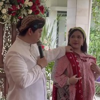Setelah prosesi siraman, Jodie berganti baju mengenakan kebaya. Ia melanjutkan dengan upacara pantes-pantes atau ganti busana.&nbsp;Foto: Instagram/@brisiajodie96