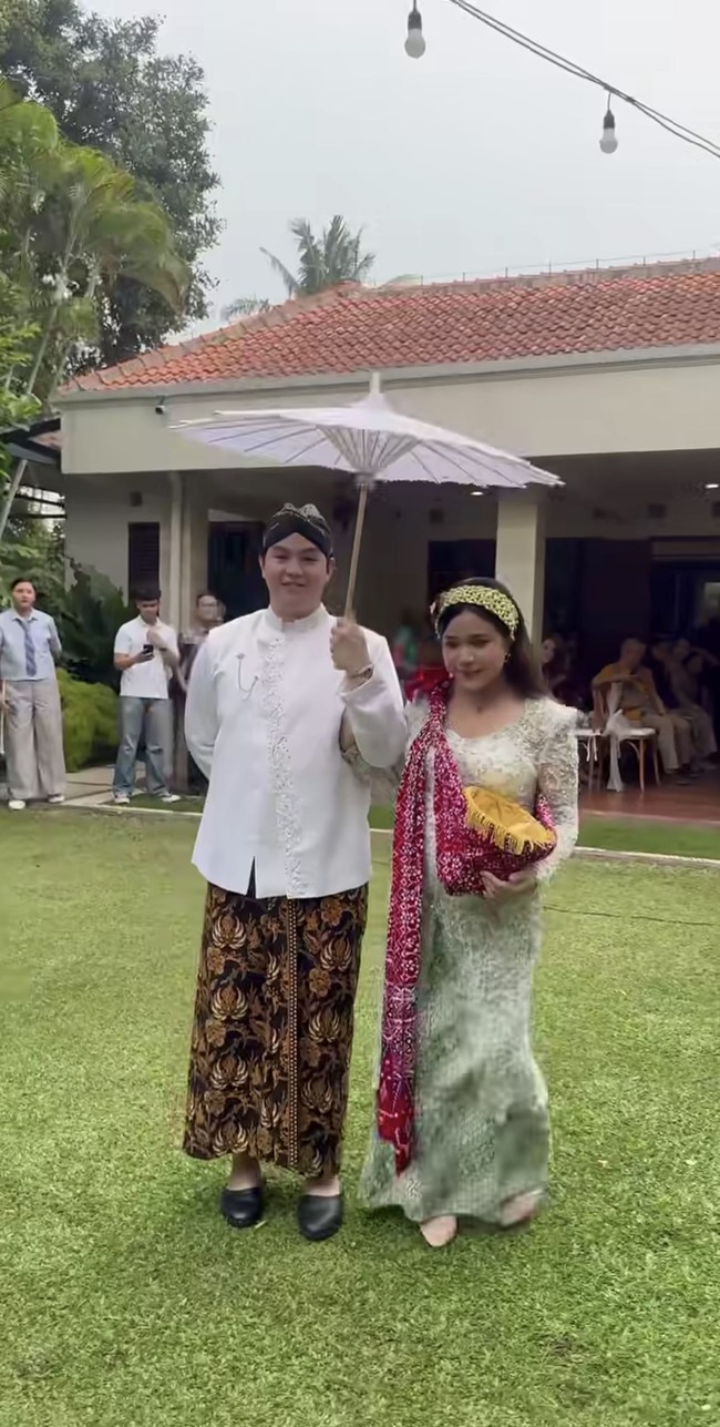 Alden dan Jodie juga menjalani prosesi jualan.&nbsp; Kenakan kebaya hijau muda, Jodie berjalan sambil menggendong jualannya. Alden turut setia menemani di sebelahnya.&nbsp;Foto: Instagram/@brisiajodie96