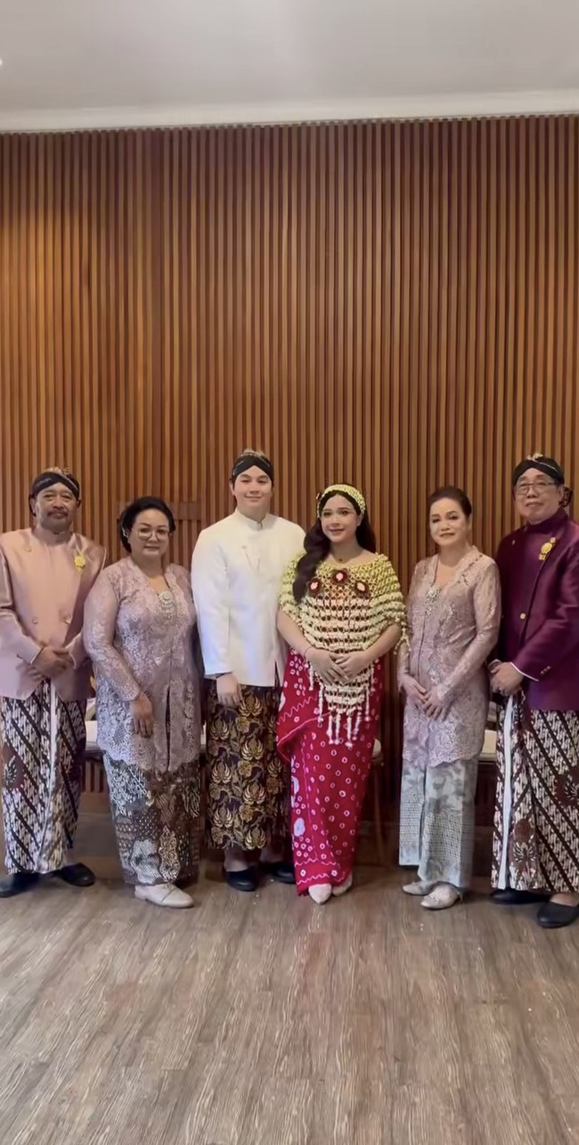 Orangtua Jodie dan Alden juga tampak hadir. Mereka kompak kenakan busana adat Jawa.&nbsp;Foto: Instagram/@brisiajodie96