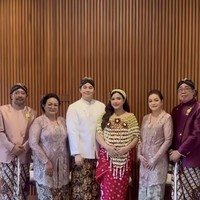 Orangtua Jodie dan Alden juga tampak hadir. Mereka kompak kenakan busana adat Jawa.&nbsp;Foto: Instagram/@brisiajodie96