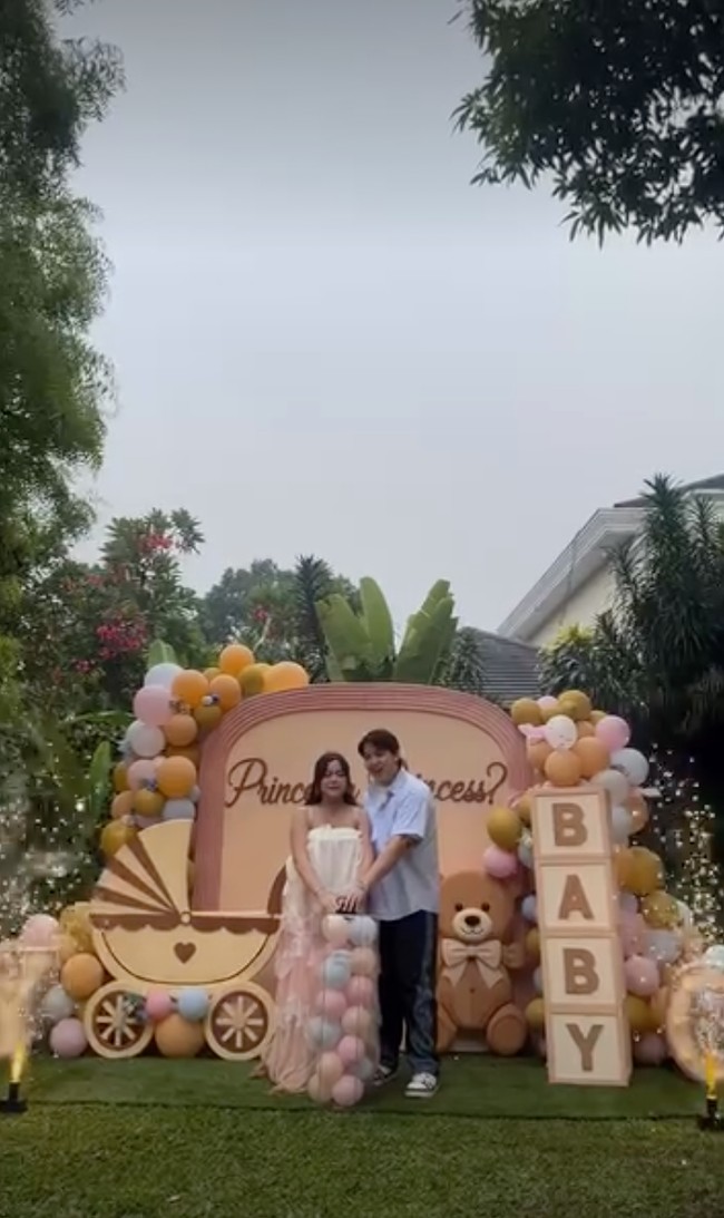 Setelah membagikan momen acara 7 bulanan kehamilan, Brisia Jodie dan Jonathan Alden kembali memamerkan momen gender reveal calon anak pertamanya. Acara tampak digelar outdoor dengan dekorasi bernuansa coklat. Foto: Instagram/@brisiajodie96