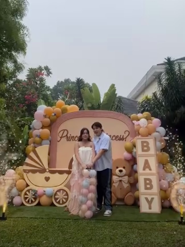 Potret Gender Reveal Brisia Jodie-Jonathan Alden, Baby Bump Sudah Makin Besar
