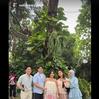 Alden tampil mengenakan kemeja biru dipadukan dengan dalaman kaos putih dan celana panjang senada. Sementara Jodie mengenakan dress panjang tali spaghetti. Dress tersebut bernuansa putih dan pink dengan model ruffle dan lace.&nbsp;Foto: Instagram/@brisiajodie96