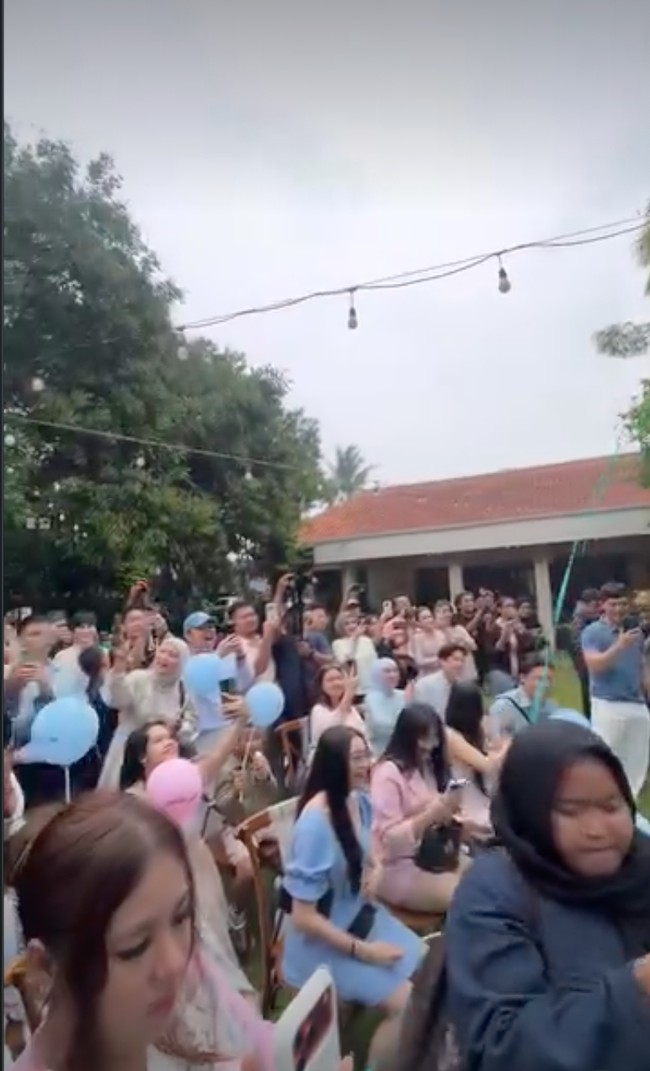 Para tamu undangan yang hadir tampak mengenakan busana berwarna biru atau pink, sesuai dengan tebakan masing-masing. Pink melambangkan jenis kelamin perempuan, sementara biru laki-laki.&nbsp;Foto: Instagram/@brisiajodie96
