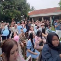 Para tamu undangan yang hadir tampak mengenakan busana berwarna biru atau pink, sesuai dengan tebakan masing-masing. Pink melambangkan jenis kelamin perempuan, sementara biru laki-laki.&nbsp;Foto: Instagram/@brisiajodie96