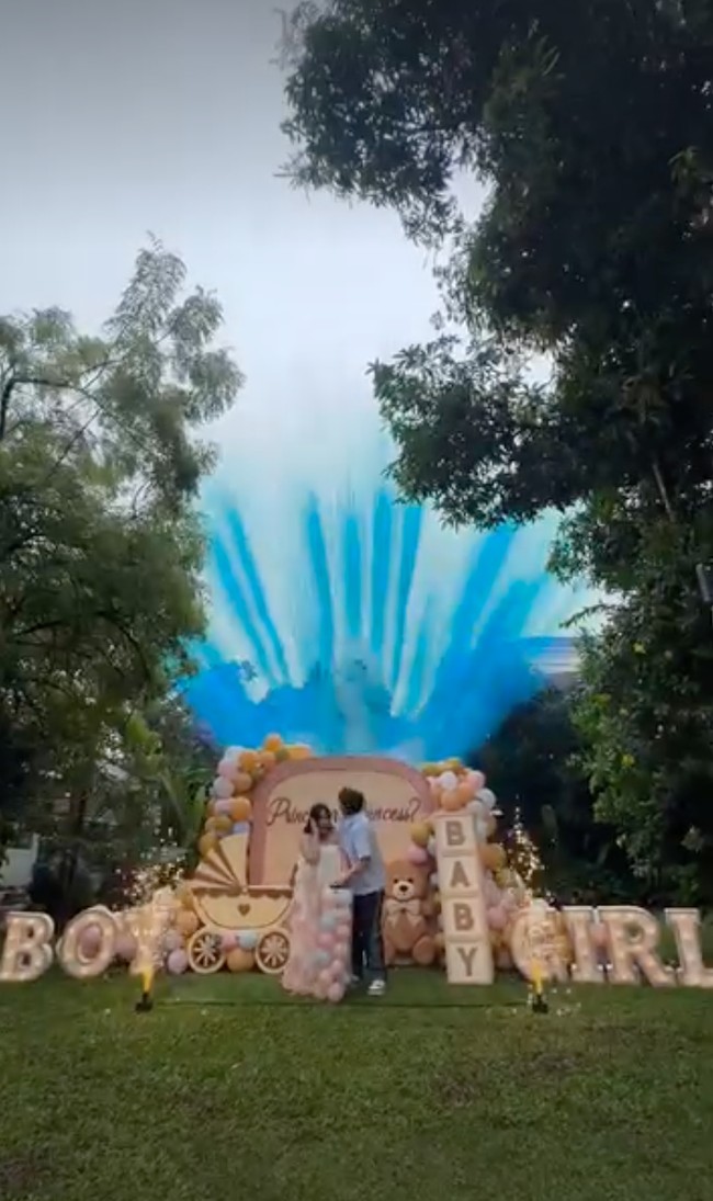 Di penghujung acara terlihat asap yang disemburkan berwarna biru, menandakan calon anak pertama Jodie dan Alden berjenis kelamin laki-laki.&nbsp;Foto: Instagram/@brisiajodie96