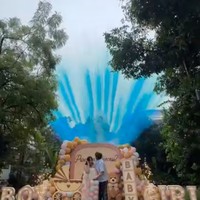Di penghujung acara terlihat asap yang disemburkan berwarna biru, menandakan calon anak pertama Jodie dan Alden berjenis kelamin laki-laki.&nbsp;Foto: Instagram/@brisiajodie96