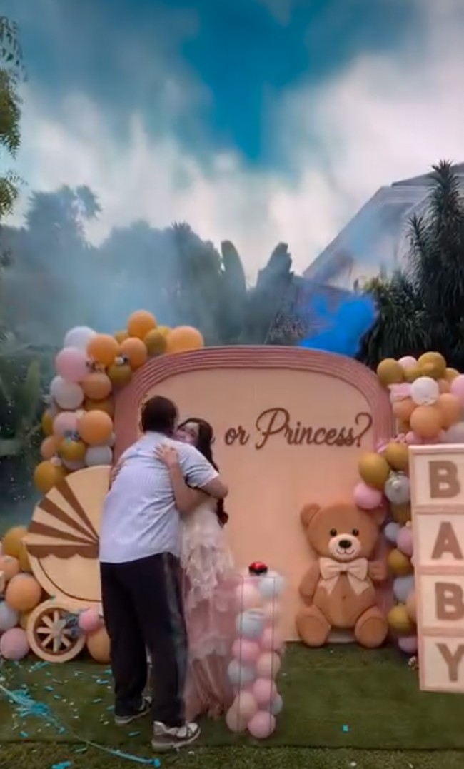 Alden juga tampak langsung memeluk Jodie usai mengetahui jenis kelamin calon anaknya. Tampak jelas keduanya sudah tak sabar untuk segera menimang putra pertama mereka.&nbsp;Foto: Instagram/@brisiajodie96