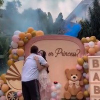 Alden juga tampak langsung memeluk Jodie usai mengetahui jenis kelamin calon anaknya. Tampak jelas keduanya sudah tak sabar untuk segera menimang putra pertama mereka.&nbsp;Foto: Instagram/@brisiajodie96