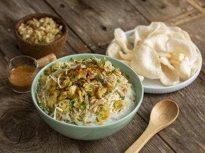 10 Bubur Ayam Legendaris di Jakarta yang Racikannya Bikin Nagih