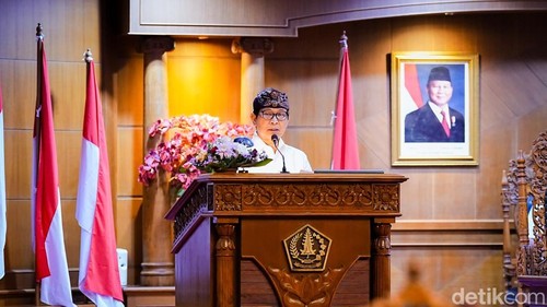 Bupati Badung Wayan Adi Arnawa saat mengajukan rancangan APBD 2027 dalam rapat paripurna bersama DPRD Badung, Kamis (29/10/2026). (Foto: Dok. Pemkab Badung)