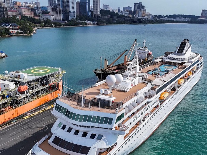 Kapal pesiar Villa Vie Odyssey yang harus terhenti di Kamboja (REUTERS/SOVEIT YARN)