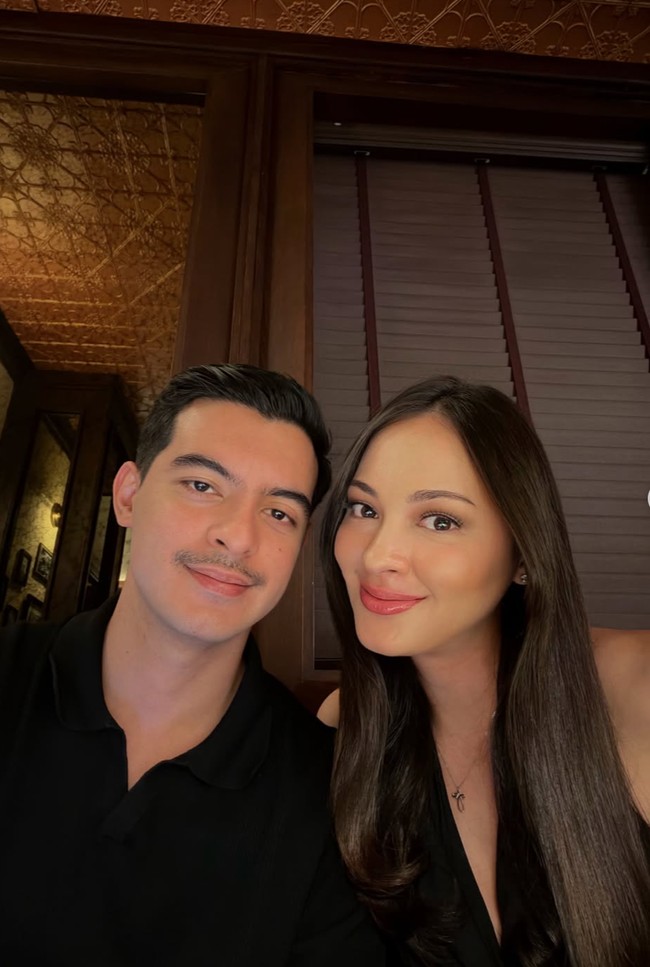 Tampil couple, Ciccio juga mengenakan kemeja berwarna hitam, senada dengan busana Jolene. Keduanya tampak menghabiskan waktu bersama dengan dinner romantis.&nbsp;Foto: Instagram/@joleneemarie