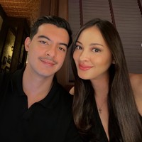 Tampil couple, Ciccio juga mengenakan kemeja berwarna hitam, senada dengan busana Jolene. Keduanya tampak menghabiskan waktu bersama dengan dinner romantis.&nbsp;Foto: Instagram/@joleneemarie