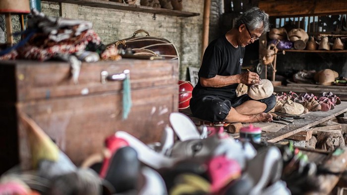 Dari Bantul Mendunia, Kerajinan Topeng Dibanderol hingga Rp60 Juta Perajin menyelesaikan pembuatan kerajinan topeng di Kabupaten Bantul, Yogyakarta, Kamis (29/10/2026). Kerajinan yang dijual dengan harga Rp350 ribu hingga Rp60 juta per buah tersebut tidak hanya dipasarkan di dalam negeri tetapi juga menembus pasar internasional antara lain Jepang, Hong Kong, Suriname, Meksiko, dan Spanyol. ANTARA FOTO/Rivan Awal Lingga