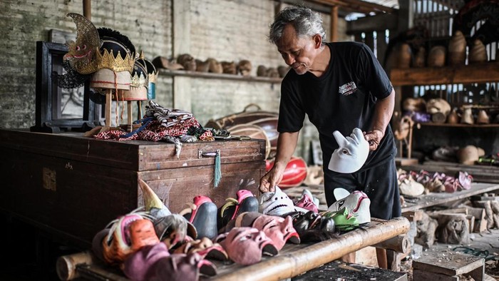 Dari Bantul Mendunia, Kerajinan Topeng Dibanderol hingga Rp60 Juta Perajin menyelesaikan pembuatan kerajinan topeng di Kabupaten Bantul, Yogyakarta, Kamis (29/10/2026). Kerajinan yang dijual dengan harga Rp350 ribu hingga Rp60 juta per buah tersebut tidak hanya dipasarkan di dalam negeri tetapi juga menembus pasar internasional antara lain Jepang, Hong Kong, Suriname, Meksiko, dan Spanyol. ANTARA FOTO/Rivan Awal Lingga