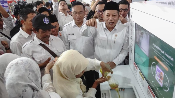 Dari Dapur ke Pesawat, Minyak Jelantah Dibeli hingga Rp6.000 per Liter Warga mengumpulkan minyak jelantah atau Used Cooking Oil (UCO) melalui Koperasi Desa/Kelurahan Merah Putih (KDKMP) Dawuhan, Banyumas, Jawa Tengah, Kamis (29/10/2026). Minyak jelantah yang dihargai Rp5000 hingga Rp6000 per liternya, dikumpulkan melalui empat KDKMP di Kabupaten Banyumas, melalui program uji coba pengumpulan minyak jelantah kerjasama antara Kementerian Koperasi dan PT Pertamina Patra Niaga, untuk kemudian disetorkan ke kilang Pertamina di Cilacap sebagai bahan baku pembuatan bahan bakar penerbangan ramah lingkungan atau Sustainable Aviation Fuel (SAF). ANTARA FOTO/Idhad Zakaria
