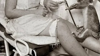 Bayangkan datang ke dokter, lalu disuntik cairan yang diambil dari kelinci hidup! Inilah metode peremajaan yang dilakukan Dr. Heinz di Berlin, Jerman, pada 1925. Perawatan nyeleneh ini juga memadukan sinar ultraviolet dan senam, yang kala itu diyakini bisa membuat tubuh kembali muda. (Foto: Rare Historical Photos)