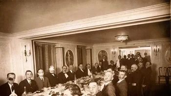Sekilas seperti jamuan makan biasa. Padahal, foto di Paris pada 1925 ini memperlihatkan acara makan bersama para tentara Prancis yang mengalami luka parah akibat Perang Dunia I. Sebuah potret yang menyimpan kisah kelam di balik suasana perjamuan. (Foto: Rare Historical Photos)