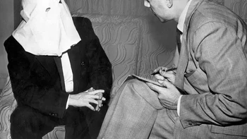 Pria dengan kepala tertutup kain putih ini bukan sedang merayakan Halloween. Dia adalah Igor Gouzenko, pembelot Soviet yang menyembunyikan wajahnya saat diwawancarai jurnalis Associated Press pada 1945. Dokumen rahasia yang dibawanya membantu membongkar jaringan mata-mata Soviet di Kanada. (Foto: Rare Historical Photos)
