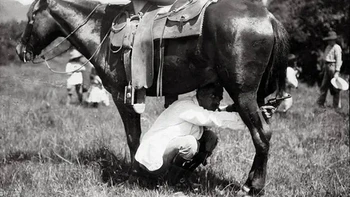 Kalau sekarang tentara punya berbagai strategi penyamaran canggih, pada Revolusi Meksiko 1913 mereka juga punya trik yang tak kalah unik. Foto ini memperlihatkan seorang pria berlindung di bawah tubuh kuda, sebuah taktik yang tampak ekstrem dan berisiko. (Foto: Rare Historical Photos)
