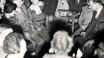 Melayang di udara tanpa bantuan alat? Foto dari London pada 1939 ini memperlihatkan Colin Evans, seorang spiritualis asal Wales, yang mengaku bisa melayang. Kenyataannya, ia menciptakan ilusi tersebut dengan melompat dalam kegelapan dan memotret dirinya menggunakan kamera inframerah. (Foto: Rare Historical Photos)