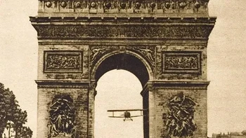 Nekat bukan main! Pada 1919, penerbang Charles Godefroy berhasil menerbangkan pesawatnya menembus bagian tengah Arc de Triomphe di Paris. Padahal, lebar bukaan monumen tersebut hanya 14,62 meter, sementara rentang sayap pesawatnya mencapai sekitar 9 meter. (Foto: Rare Historical Photos)