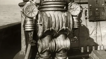 Mirip robot dari film fiksi ilmiah, ternyata ini pakaian selam bernama Iron Man yang diperkenalkan di New York pada 1907. Perlengkapan futuristis pada zamannya ini dirancang dengan sistem kelistrikan dan perlindungan terhadap tekanan air. (Foto: Rare Historical Photos)