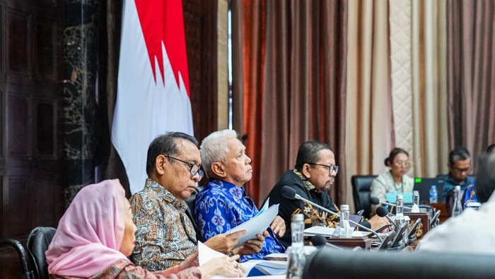 Dewan Pertimbangan Presiden Republik Indonesia (Wantimpres RI) mulai menyusun pertimbangan perdana kepada Presiden Prabowo Subianto.