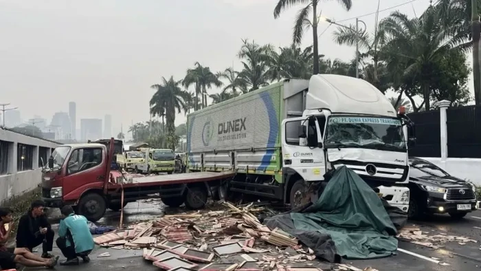 Dua unit truk mengalami kecelakaan di depan gedung DPR/MPR, Jalan Gatot Subroto, Jaksel. Sopir truk tronton terluka akibat kecelakaan tersebut. (Antara/Ditlantas PMJ)