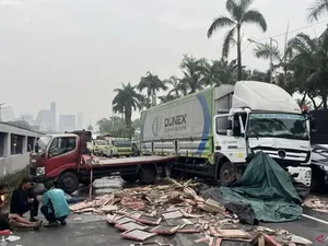 Kronologi 2 Truk Tabrakan Depan DPR Sebabkan Sopir Terluka