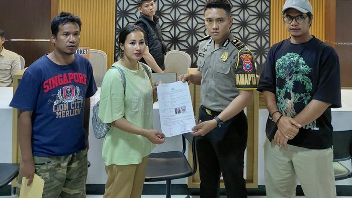 Dwi Bagus (kanan pakai topi) saat membuat laporan kehilangan Dini yang sudah dibunuhnya