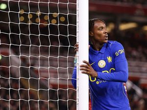 Striker Chelsea Ini Ngapain Sih Dorong Van Dijk?